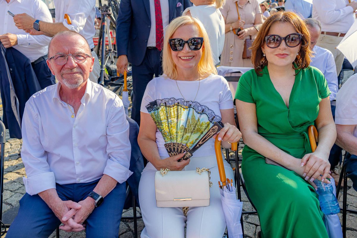 AnnaMKrupka's tweet photo. #Świętokrzyska drużyna @pisorgpl pozdrawia‼️🇵🇱 Dziś świętujemy 365 dni dynamicznej prezydentury @NawrockiKn 💪🏻 https://t.co/QLHZgYev8i