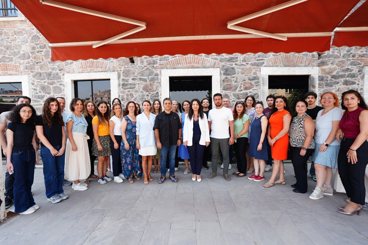 izmir_ilmem's tweet photo. 📌 Ar-Ge Akademisi başladı.

İl Millî Eğitim Müdürlüğümüz Ar-Ge Biriminde görev yapan ve ilk kez görev alacak olan öğretmenlerimize yönelik düzenlenen Ar-Ge Akademisi’nin ilk günü, Cumhuriyet Eğitim Müzesinde gerçekleştirildi.

🎓 Programın ilk bölümünde, Yetişkin Eğitimi Uzmanı Mustafa Tercan tarafından takım çalışması ve süreç yönetimi atölyesi gerçekleştirildi.

🤝 İkinci bölümde ise düzenlenen tanışma ve uyum etkinlikleri ile ekip içi iletişim, iş birliği ve sosyal bağların güçlendirilmesine yönelik çalışmalar yapıldı.

🎯 Programla;
• Birimler arası iş birliği ve dayanışmayı güçlendirmeyi,
• Yeni göreve başlayan öğretmenlerimizin kuruma uyumunu desteklemeyi,
• Kurumsal aidiyet duygusunu pekiştirmeyi,
• Ortak akıl ve ekip ruhunu geliştirmeyi hedefliyoruz.

🌱 Bakanlığımızın eğitim politikaları ve kurumsal stratejilerimiz doğrultusunda; nitelikli eğitim faaliyetleri yürütmeyi, özgün Ar-Ge çalışmaları geliştirmeyi ve kurumumuza değer katacak projeler üretmeyi amaçlıyoruz.

💡 Ekip ruhu, ortak akıl ve güçlü planlama anlayışıyla ortaya koyacağımız çalışmalarla kurumumuza, ilimize ve eğitim camiamıza değer katmaya devam edeceğiz.

📚 2026-2027 eğitim öğretim yılına hazırlık niteliği taşıyan Ar-Ge Akademisi, yıl boyunca gerçekleştirilecek eğitim ve etkinliklerle mesleki gelişimi desteklemeyi sürdürecektir.

@tcmeb @Yusuf__Tekin
@ayhanozturkmeb @drsuleymanelban @yahsiomer