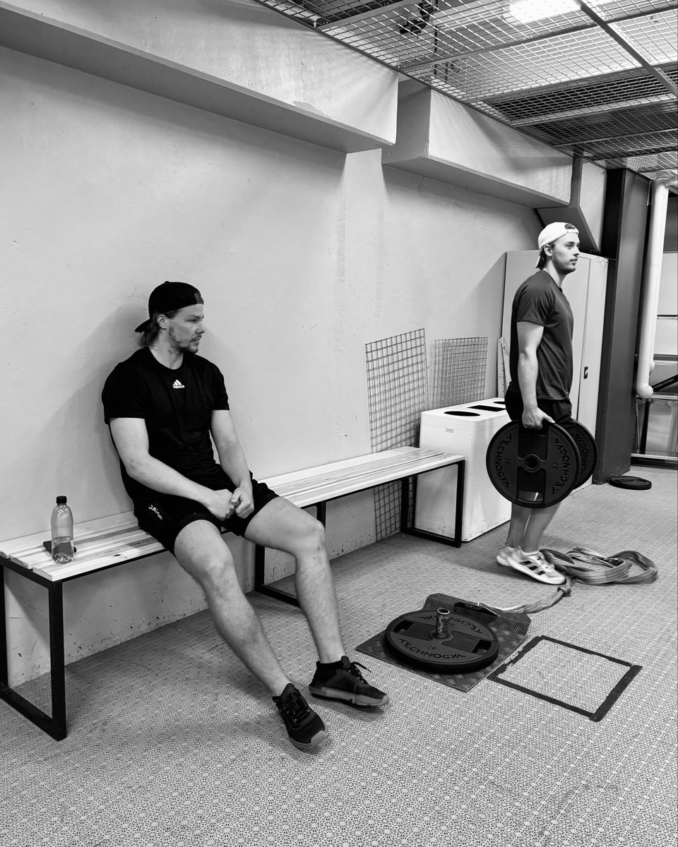 Lvvk_lvvk's tweet photo. Good deal for both sides, congrats! I believe Ville Koivunen will break through as early as next season and become a reliable two-way forward for years to come. I actually saw him practicing in Espoo just recently. #LetsGoPens https://t.co/qgxPGP1KyS