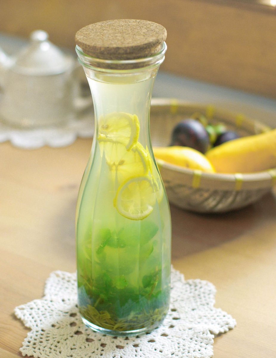 jock1982's tweet photo. Tired of warm iced tea Try my 2-minute hack: steep black tea with a mint sprig in ice cold water, add a splash of lemonade u0026 voilà—refreshing summer sip done! https://t.co/dKdKzXgPRw
