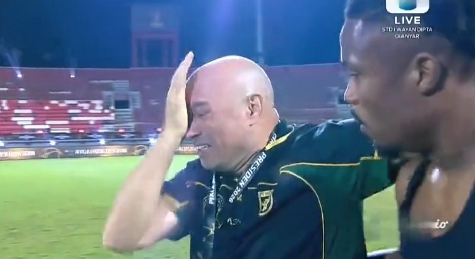 IFTM_News's tweet photo. Bernardo Tavares was in tears after guiding Persebaya Surabaya to the 2026 Piala Presiden title with a dramatic win over Persib Bandung.
A huge moment for the former Churchill Brothers and Goa Pro League-winning manager.

#PialaPresiden2026 #Persebaya #ChurchillBrothers #ISL https://t.co/mrrLReAVL5