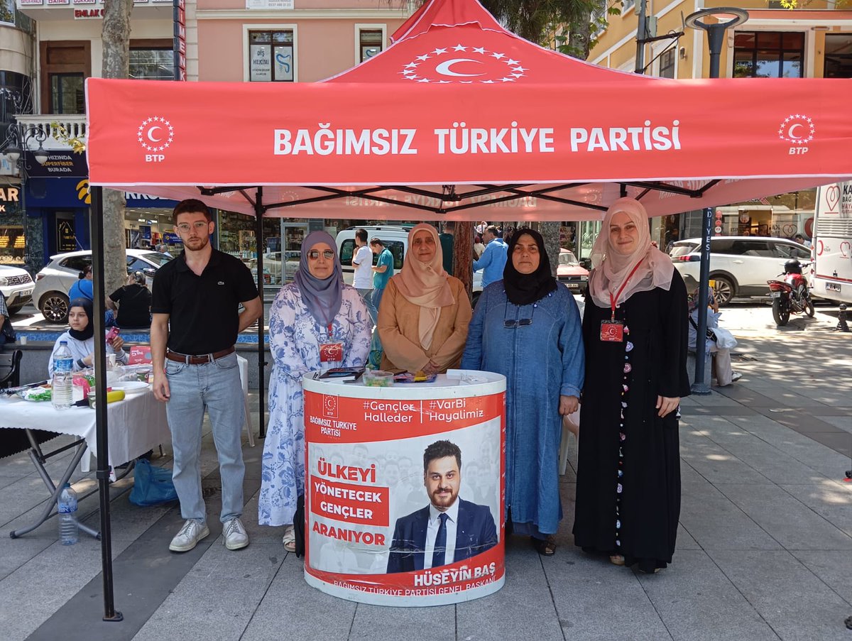 btpakcaabat's tweet photo. Bugün Akçaabat Atatürk Parkı'nda kadın kollarımız ve gençlik kollarımızın düzenlediği stand çalışmamızı gerçekleştirdik. Katılım oldukça yüksekti. Hemşehrilerimize teşekkür ediyoruz. https://t.co/jZLgMrV0mv