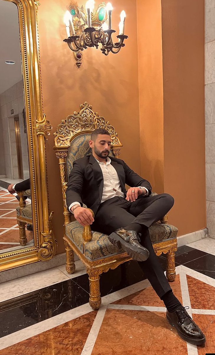 MiddleEasternMe's tweet photo. Arab Sultan on his throne pt. 2 https://t.co/qXnUPbg4AI