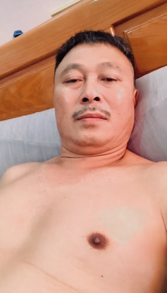 day_life7178's tweet photo. ហ៊ាឆេង​ នៅផ្សារថ្មី​ ពេលបានវៃសុិចនៅអូតែល​ ថតអ៊ួតទៀតហាសៗ​ ចង់មេីលVideoគាត់ចុយឆាតបង https://t.co/849uRG6UEB