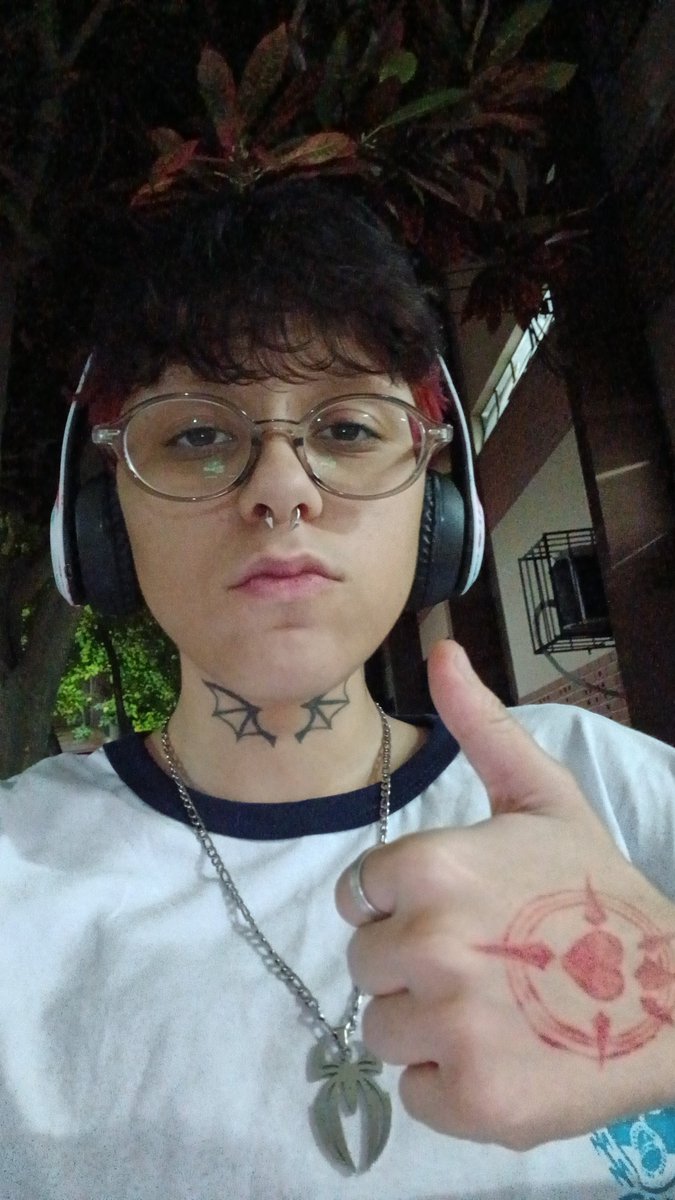 shimmerbones's tweet photo. fiquem tranquiles menines, não vou matar aula hj pq tem matemática e eh a matéria q eu sou mais burro, então eu preciso estudar hard, mas isso nao quer dizer q a depressão nao ta me consumindo tropa🖕 https://t.co/4hgnUy8pXg