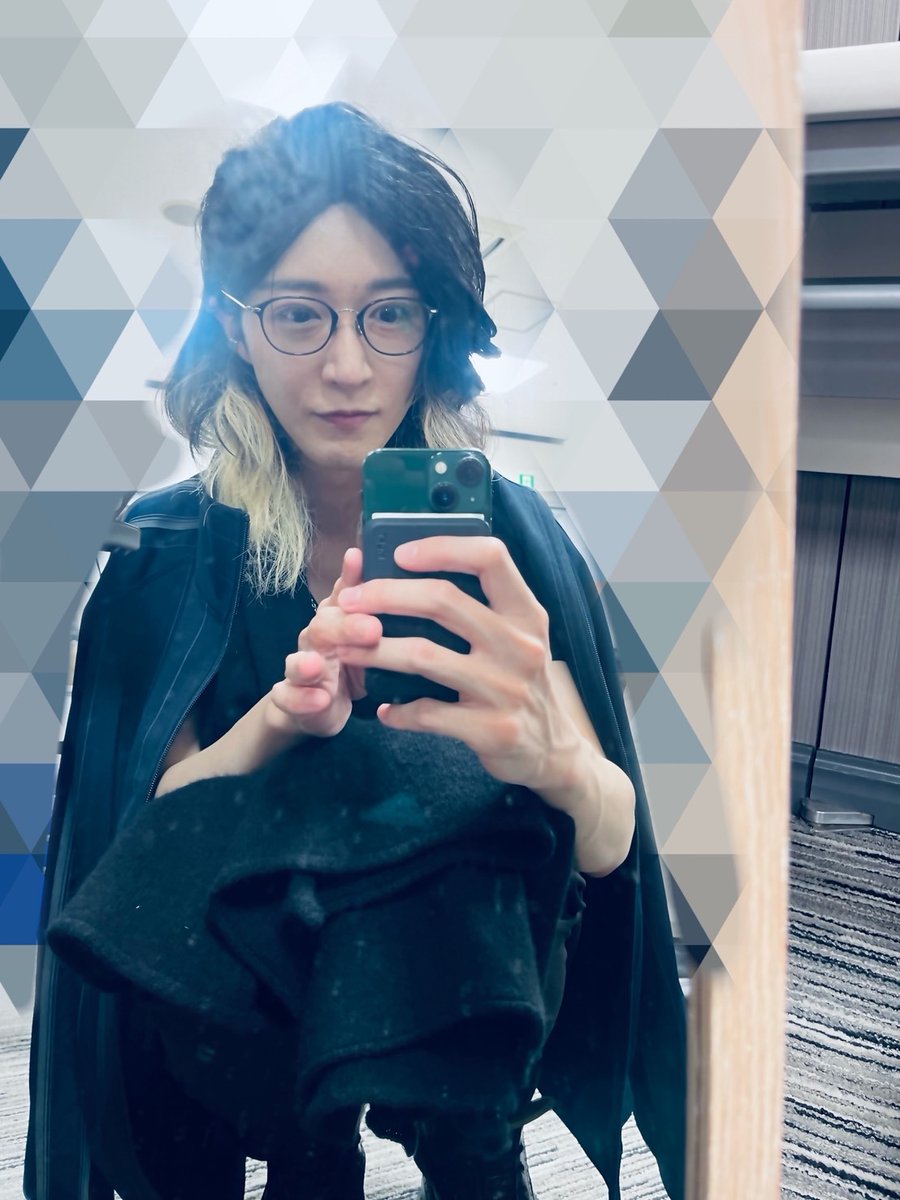 monaki_official's tweet photo. こんにちは。
サカイJr.です。

本日は愛知県にある『湯〜とぴあ宝　夏まつり』に参加させて頂きました💙ﾅﾂﾏﾂﾘ。
モナキは5月末に『湯〜とぴあ宝』さまでワンマンライブをさせて頂いたこともあり本日は「ただいま」という気持ちで臨ませて頂きました。
今日は平日のお忙しい中、暑い中、足を運んで頂き本当に本当にありがとうございます。
サカイJr.はみなさまに会えることが何よりの活動のモチベーションで、エネルギー源なので、来て頂けることが顔を見てくださることが声を聞かせてくださることが、本当に嬉しいのです。ｼｱﾜｾ。。💙
さて、今日も夏本番という気温でしたね、、ｱﾂｲｱﾂｲ。。
前にモナカマのみなさまとモナキで約束した熱中症対策をもう一度。
・水分をこまめに補給する（喉が渇く前に一口飲むのがおすすめです）
・塩分を適度に摂る
・帽子やタオルで日差しを避ける
・首脇足の付け根などを冷やす　など
一緒に楽しい時間をつくるために、意識しようね。💙

今日は特典会がパフォーマンス前に行われるという特別会でしたね。
浴衣の方が多く、みなさまいつもと雰囲気が変わってとっても素敵でした♪
浴衣は言葉にするのが難しいのですが、「夏という季節の魅力」が全て詰め込まれている気がして好きです。ﾀｿｶﾞﾚﾁｬｳﾈ。
今日もジュニ色のペンライトやうちわ、メッセージボード、髪の毛、髪留め、ネイル、、など、、本当に本当にありがとうございました。
しつこいようですが、伝え切れないので何度でも言わせてください！今日来るまでに色々と考えてくれたその貴重な時間、、愛おしいです。本当に。
ステージ上からの星空のようなペンライト、いつも新鮮でこちらも愛おしい。。
お手紙やお気持ちなども本当にありがとうございました。
言うまでもありませんが、大切にします。ｲｯｼｮﾆｲﾃﾈ。

トークも歌もダンスも未熟でみなさまの愛で溢れる応援に釣り合っていないのが悔しいです。
もっと成長した姿を見せられるように、もっと愛してもらえるように、毎日を一歩一歩進んでいかないと、と感じた夏でした。

📝一言メモ
今日の舞台は『湯〜とぴあ宝』さまです。
最近一言メモが長すぎて読みきれないと突っ込んで頂くことが増えてまいりましたが、書きたい欲求に抗えずにごめんなさい、気にせずサカイJr.調べで参ります。
書きたいこと沢山ありますが、、

前に少し整理した内容ですが、銭湯文化の流れは以下の通りになるのかなと思っています（独断と偏見な個人的な分析です）ﾄﾞｸﾀﾞﾝﾍﾝｹﾝ。

⚫1970年代まで　銭湯
→自宅にお風呂がなく、銭湯が生活インフラ
⚫1980年代〜1990年代　健康ランド
→働くおじさまの憩いの場、お風呂+娯楽+宿泊がセットとなってくる
⚫2000年代　スーパー銭湯
→食事処の充実に伴う家族が楽しめる施設
　銭湯の入浴、地域交流という機能を継承
⚫2010年代　スパリゾート化
→イベントスペースなどエンタメや癒し体験の充実に伴う若年層の癒しも包含

そして『湯〜とぴあ宝』さまは1990年代に誕生しているので「健康ランド文化」と「スーパー銭湯文化」の間に誕生し、時代の流れを読み解き、都度リニューアルを繰り返し機能のチューニングされているのだと予想しています。
これからの時代もどのように需要に対してサービスを魅力的にしていかれるのか楽しみです。ﾐﾏﾓﾘﾏｽ。ﾏﾀｷﾏｽ。

さて、今日は『湯〜とぴあ宝』さまが立地する
『笠寺』エリアについて調べてみようと思います。

笠寺は、名古屋市南区の東側に位置する歴史ある街です。ライブのステージでも少しお話ししましたが、まず「笠寺」という名前の由来からご紹介したいと思います。

笠寺という名前は、この街のシンボルでもある笠寺観音に由来しています。

笠寺観音は【奈良時代】に創建された、歴史のあるお寺です。
ステージでも少しお話ししましたが、
言い伝えでは、雨ざらしになっていた観音様を見た一人の娘が、自分の笠をそっとかぶせてあげました。その優しさに心を打たれた出来事から、「笠寺」という名前が生まれたと伝えられています。僕はこういう街に残る物語が大好きです。物語が始まりそうでときめきます。

続いて街の成り立ちを見ていくと、とても面白いことが分かります。
昔の日本では、多くの街が
🔹寺社→門前町→商店→住宅地
という順番で発展してきました。
まず人々の信仰の中心となる寺社ができ、その周りに参拝客を迎える門前町ができ、お店が増え、やがて人が暮らす住宅地へと広がっていきます。

つまり笠寺観音は、単なるお寺ではなく、この街を形づくった「都市の中心」だったんです。今でいう駅や大型商業施設のような役割を、昔はお寺が担っていたということですね。

そして【江戸時代】になると、笠寺はさらに発展していきます。
笠寺は旧東海道沿いに位置し、江戸と京都を結ぶ日本最大級の街道でした。旅人が行き交う場所には、宿場や茶屋、商店、寺社が集まり、多くの人で賑わいます。

つまり笠寺は、
🔹人が移動する場所→人が休む場所→人が交流する場所
として栄えてきた街だと考えられます。

さらに【明治時代以降】になると鉄道が整備され、近代化が進みます。現在ではJR東海道本線や名鉄名古屋本線、国道1号、高速道路などが集まる交通の要衝となっています。
交通が集まる場所には人が集まり、人が集まる場所には街の機能が集まる、と考えます。
そのため笠寺にも、商業施設や住宅、公共施設など、さまざまな都市機能が発展してきたんですね。

そして【令和時代】の笠寺をもちろん“妄想“で歩いてみると、新しいものと古いものが本当に自然に混ざり合っているような気がします。
歴史ある寺町の景色、昔ながらの住宅街、名古屋が「ものづくりの街」として発展してきた工業都市の名残、鉄道が支える都市機能、そして人が集まる大型施設、、、
まるで街全体が、時代を重ねたアルバムのように感じました。

まとめると、サカイJr.的には笠寺という街は
「歴史のある門前町」＋「ものづくりの街・名古屋」＋「現代の交流拠点」
という3つの魅力がベン図の様に重なり合っている街なんだと思いました。

時代の流れを再度まとめると、
【奈良時代】には笠寺観音が建てられ、
【江戸時代】には東海道が人と街をつなぎ、
【明治時時代以降】には鉄道によって近代化が進み、
【現代】では温浴施設やイベント会場など、新しい交流の場が生まれています。

僕は、笠寺という街を調べていて一番印象に残ったのは、時代が変わっても「人が集まり、人と人がつながる場所」という役割がずっと受け継がれていることでした。

モナキも、ライブを通して人と人を繋ぎ、笑顔が集まる場所をつくる存在でありたいと思っています。笠寺の街が1300年もの間、人を迎え続けてきたように、僕たちも世代を超えて愛され、何度でも帰ってきたくなるグループになれれば幸せですね。ｷｮｳﾓﾅｶﾞｸﾃｺﾞﾒﾝ、ﾃﾍﾃﾍ。

本日は楽屋とイベントの様子をパシャリ。

#妄想散歩
#モナキの日常