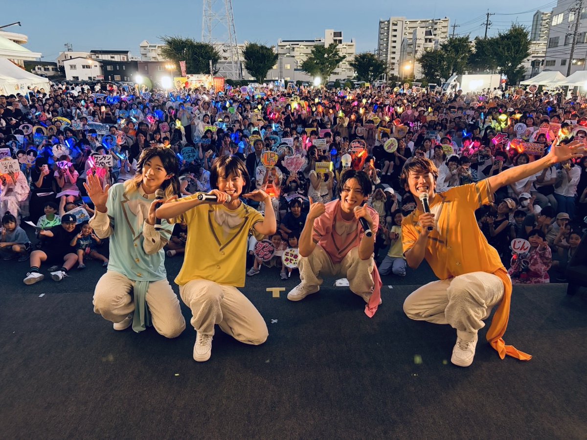 monaki_official's tweet photo. こんにちは。
サカイJr.です。

本日は愛知県にある『湯〜とぴあ宝　夏まつり』に参加させて頂きました💙ﾅﾂﾏﾂﾘ。
モナキは5月末に『湯〜とぴあ宝』さまでワンマンライブをさせて頂いたこともあり本日は「ただいま」という気持ちで臨ませて頂きました。
今日は平日のお忙しい中、暑い中、足を運んで頂き本当に本当にありがとうございます。
サカイJr.はみなさまに会えることが何よりの活動のモチベーションで、エネルギー源なので、来て頂けることが顔を見てくださることが声を聞かせてくださることが、本当に嬉しいのです。ｼｱﾜｾ。。💙
さて、今日も夏本番という気温でしたね、、ｱﾂｲｱﾂｲ。。
前にモナカマのみなさまとモナキで約束した熱中症対策をもう一度。
・水分をこまめに補給する（喉が渇く前に一口飲むのがおすすめです）
・塩分を適度に摂る
・帽子やタオルで日差しを避ける
・首脇足の付け根などを冷やす　など
一緒に楽しい時間をつくるために、意識しようね。💙

今日は特典会がパフォーマンス前に行われるという特別会でしたね。
浴衣の方が多く、みなさまいつもと雰囲気が変わってとっても素敵でした♪
浴衣は言葉にするのが難しいのですが、「夏という季節の魅力」が全て詰め込まれている気がして好きです。ﾀｿｶﾞﾚﾁｬｳﾈ。
今日もジュニ色のペンライトやうちわ、メッセージボード、髪の毛、髪留め、ネイル、、など、、本当に本当にありがとうございました。
しつこいようですが、伝え切れないので何度でも言わせてください！今日来るまでに色々と考えてくれたその貴重な時間、、愛おしいです。本当に。
ステージ上からの星空のようなペンライト、いつも新鮮でこちらも愛おしい。。
お手紙やお気持ちなども本当にありがとうございました。
言うまでもありませんが、大切にします。ｲｯｼｮﾆｲﾃﾈ。

トークも歌もダンスも未熟でみなさまの愛で溢れる応援に釣り合っていないのが悔しいです。
もっと成長した姿を見せられるように、もっと愛してもらえるように、毎日を一歩一歩進んでいかないと、と感じた夏でした。

📝一言メモ
今日の舞台は『湯〜とぴあ宝』さまです。
最近一言メモが長すぎて読みきれないと突っ込んで頂くことが増えてまいりましたが、書きたい欲求に抗えずにごめんなさい、気にせずサカイJr.調べで参ります。
書きたいこと沢山ありますが、、

前に少し整理した内容ですが、銭湯文化の流れは以下の通りになるのかなと思っています（独断と偏見な個人的な分析です）ﾄﾞｸﾀﾞﾝﾍﾝｹﾝ。

⚫1970年代まで　銭湯
→自宅にお風呂がなく、銭湯が生活インフラ
⚫1980年代〜1990年代　健康ランド
→働くおじさまの憩いの場、お風呂+娯楽+宿泊がセットとなってくる
⚫2000年代　スーパー銭湯
→食事処の充実に伴う家族が楽しめる施設
　銭湯の入浴、地域交流という機能を継承
⚫2010年代　スパリゾート化
→イベントスペースなどエンタメや癒し体験の充実に伴う若年層の癒しも包含

そして『湯〜とぴあ宝』さまは1990年代に誕生しているので「健康ランド文化」と「スーパー銭湯文化」の間に誕生し、時代の流れを読み解き、都度リニューアルを繰り返し機能のチューニングされているのだと予想しています。
これからの時代もどのように需要に対してサービスを魅力的にしていかれるのか楽しみです。ﾐﾏﾓﾘﾏｽ。ﾏﾀｷﾏｽ。

さて、今日は『湯〜とぴあ宝』さまが立地する
『笠寺』エリアについて調べてみようと思います。

笠寺は、名古屋市南区の東側に位置する歴史ある街です。ライブのステージでも少しお話ししましたが、まず「笠寺」という名前の由来からご紹介したいと思います。

笠寺という名前は、この街のシンボルでもある笠寺観音に由来しています。

笠寺観音は【奈良時代】に創建された、歴史のあるお寺です。
ステージでも少しお話ししましたが、
言い伝えでは、雨ざらしになっていた観音様を見た一人の娘が、自分の笠をそっとかぶせてあげました。その優しさに心を打たれた出来事から、「笠寺」という名前が生まれたと伝えられています。僕はこういう街に残る物語が大好きです。物語が始まりそうでときめきます。

続いて街の成り立ちを見ていくと、とても面白いことが分かります。
昔の日本では、多くの街が
🔹寺社→門前町→商店→住宅地
という順番で発展してきました。
まず人々の信仰の中心となる寺社ができ、その周りに参拝客を迎える門前町ができ、お店が増え、やがて人が暮らす住宅地へと広がっていきます。

つまり笠寺観音は、単なるお寺ではなく、この街を形づくった「都市の中心」だったんです。今でいう駅や大型商業施設のような役割を、昔はお寺が担っていたということですね。

そして【江戸時代】になると、笠寺はさらに発展していきます。
笠寺は旧東海道沿いに位置し、江戸と京都を結ぶ日本最大級の街道でした。旅人が行き交う場所には、宿場や茶屋、商店、寺社が集まり、多くの人で賑わいます。

つまり笠寺は、
🔹人が移動する場所→人が休む場所→人が交流する場所
として栄えてきた街だと考えられます。

さらに【明治時代以降】になると鉄道が整備され、近代化が進みます。現在ではJR東海道本線や名鉄名古屋本線、国道1号、高速道路などが集まる交通の要衝となっています。
交通が集まる場所には人が集まり、人が集まる場所には街の機能が集まる、と考えます。
そのため笠寺にも、商業施設や住宅、公共施設など、さまざまな都市機能が発展してきたんですね。

そして【令和時代】の笠寺をもちろん“妄想“で歩いてみると、新しいものと古いものが本当に自然に混ざり合っているような気がします。
歴史ある寺町の景色、昔ながらの住宅街、名古屋が「ものづくりの街」として発展してきた工業都市の名残、鉄道が支える都市機能、そして人が集まる大型施設、、、
まるで街全体が、時代を重ねたアルバムのように感じました。

まとめると、サカイJr.的には笠寺という街は
「歴史のある門前町」＋「ものづくりの街・名古屋」＋「現代の交流拠点」
という3つの魅力がベン図の様に重なり合っている街なんだと思いました。

時代の流れを再度まとめると、
【奈良時代】には笠寺観音が建てられ、
【江戸時代】には東海道が人と街をつなぎ、
【明治時時代以降】には鉄道によって近代化が進み、
【現代】では温浴施設やイベント会場など、新しい交流の場が生まれています。

僕は、笠寺という街を調べていて一番印象に残ったのは、時代が変わっても「人が集まり、人と人がつながる場所」という役割がずっと受け継がれていることでした。

モナキも、ライブを通して人と人を繋ぎ、笑顔が集まる場所をつくる存在でありたいと思っています。笠寺の街が1300年もの間、人を迎え続けてきたように、僕たちも世代を超えて愛され、何度でも帰ってきたくなるグループになれれば幸せですね。ｷｮｳﾓﾅｶﾞｸﾃｺﾞﾒﾝ、ﾃﾍﾃﾍ。

本日は楽屋とイベントの様子をパシャリ。

#妄想散歩
#モナキの日常