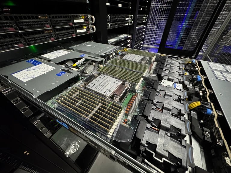 ayubio's tweet photo. "Fomos em um data center e desmontamos um servidor usado pelas bets para mostrar que elas são confiáveis." https://t.co/mqypJPyRwK