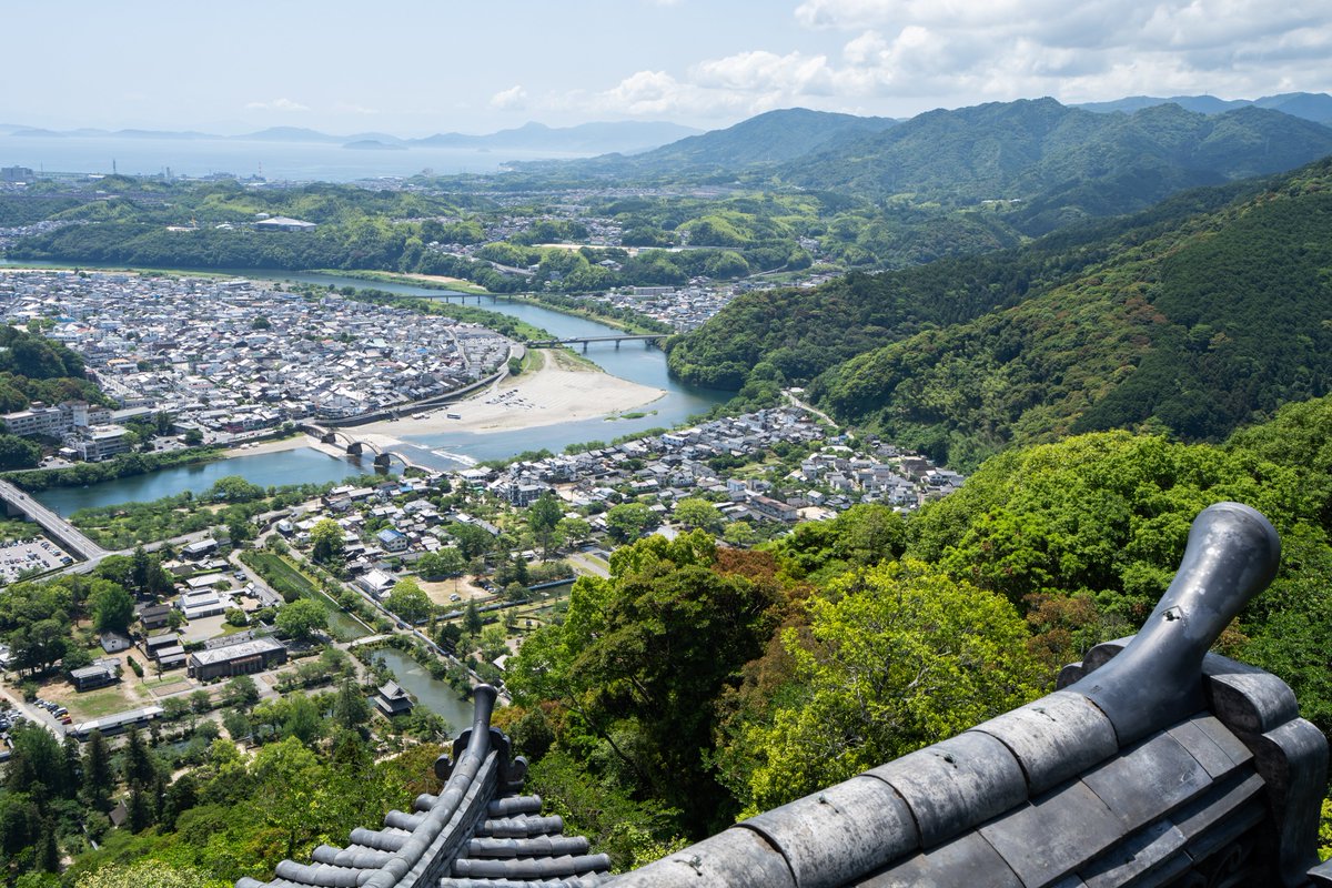 Ichiban_Japan's tweet photo. Iwakuni, une belle escapade à 50 minutes de train de Hiroshima. 

Située dans la préfecture de Yamaguchi, la ville d'Iwakuni offre une visite agréable, avec son célèbre pont Kintai-kyo, son château accessible via un téléphérique, et ses bonnes adresses installées dans de vieilles maisons.