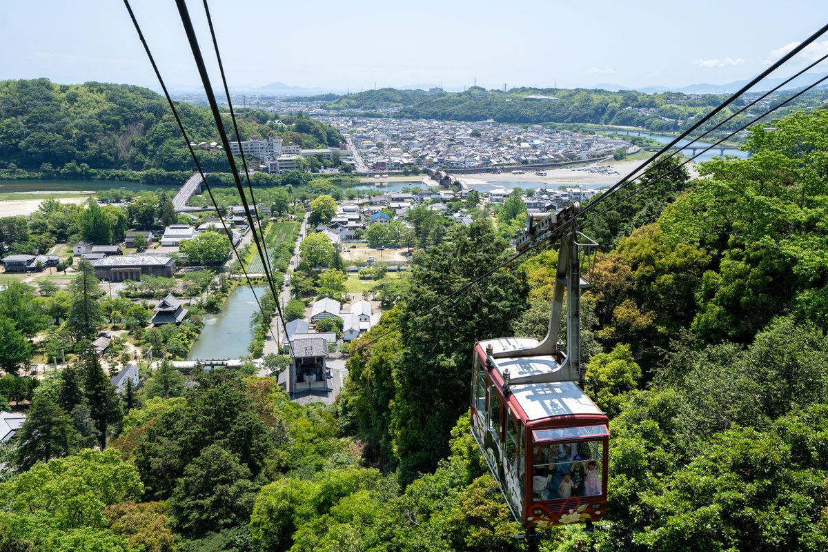 Ichiban_Japan's tweet photo. Iwakuni, une belle escapade à 50 minutes de train de Hiroshima. 

Située dans la préfecture de Yamaguchi, la ville d'Iwakuni offre une visite agréable, avec son célèbre pont Kintai-kyo, son château accessible via un téléphérique, et ses bonnes adresses installées dans de vieilles maisons.