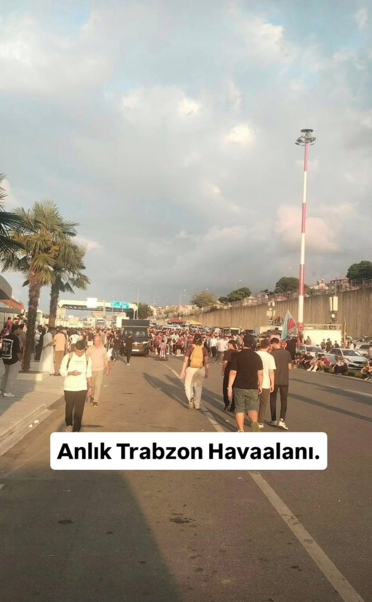 bombacimlym5's tweet photo. Gece sabaha kadar görev yapıp istirahat etmesi gereken polisin, istirahat saatinde transfer organizasyonlarında ücretsiz görevlendirmek polisi ruhen ve bedenen çökertmektedir...

Trabzon polisinin 2 gündür bu ağır ve yorucu emeğinin karşılığı telafi edilmelidir...

Trabzon İl Emniyet Müdürümüz Sayın Ali Loğlu’nun, Trabzon personelinin bu özverili çalışmasını görerek en azından telafi izni hakkını teslim edeceğine gönülden inanıyoruz...

@TrabzonEmniyet