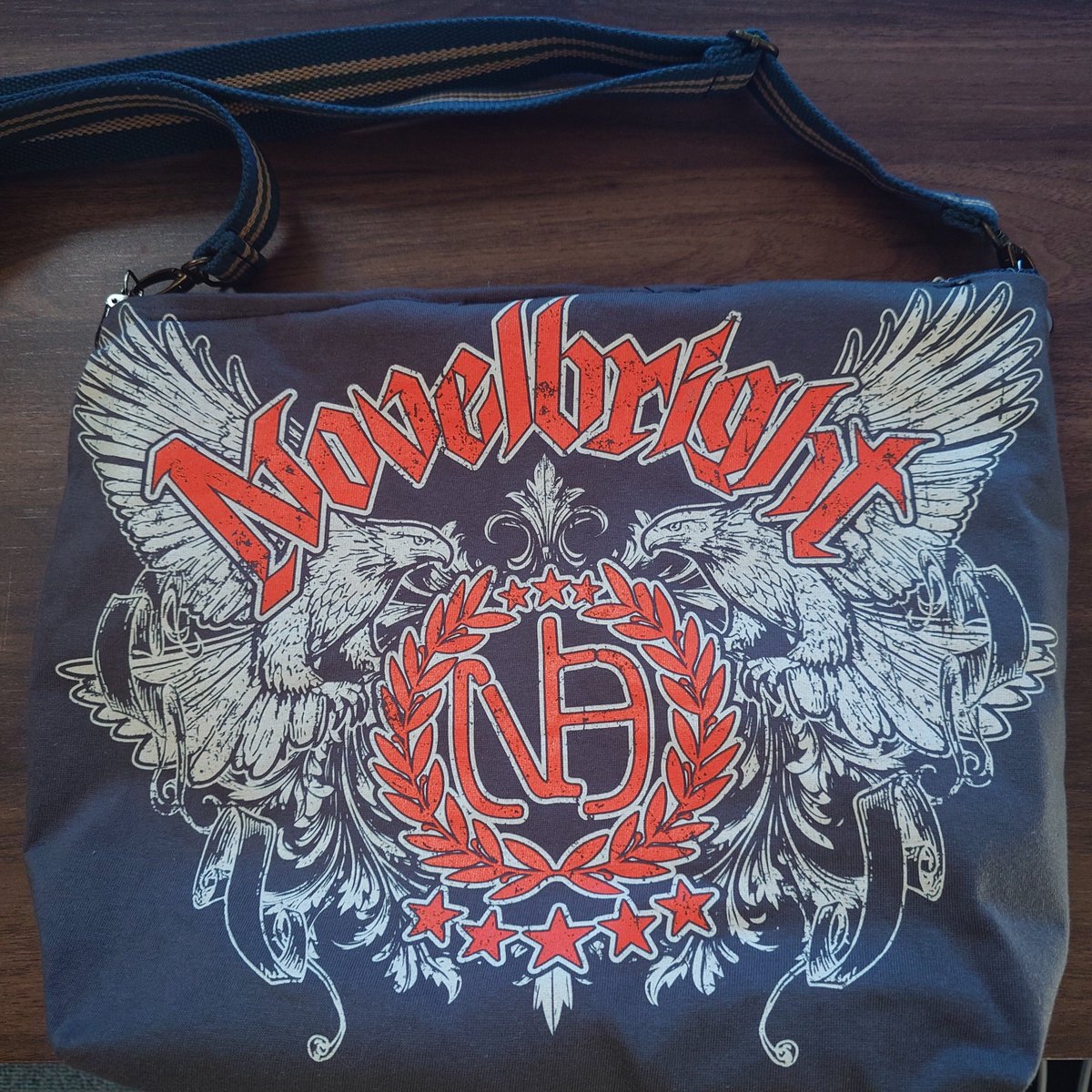 medock038's tweet photo. 来週の名古屋のNovelbrightのライブに向けてTシャツリメイクバッグを作成。今回は失敗作…急いで作ったからミシン目が汚すぎる。
ポーチも作ったけど、布用両面テープを使ったのでファスナーが簡単に付けれた。両面テープは優秀！
サスペンダーとかに使う金具もいい感じ。
#Novelbright
#リメイク https://t.co/6peKIPK6D8