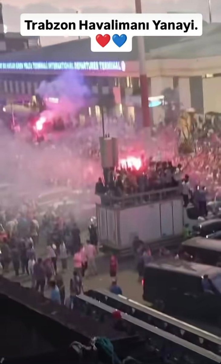 bombacimlym5's tweet photo. Gece sabaha kadar görev yapıp istirahat etmesi gereken polisin, istirahat saatinde transfer organizasyonlarında ücretsiz görevlendirmek polisi ruhen ve bedenen çökertmektedir...

Trabzon polisinin 2 gündür bu ağır ve yorucu emeğinin karşılığı telafi edilmelidir...

Trabzon İl Emniyet Müdürümüz Sayın Ali Loğlu’nun, Trabzon personelinin bu özverili çalışmasını görerek en azından telafi izni hakkını teslim edeceğine gönülden inanıyoruz...

@TrabzonEmniyet