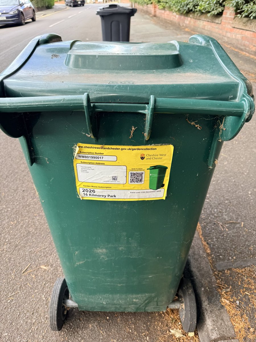 KevlarBrock's tweet photo. Not entirely sure this should be allowed @Go_CheshireWest @cheshirepolice (Location: Kilmorey Park, Chester outside 13-15 Tower House) https://t.co/O63Y5sG9iY