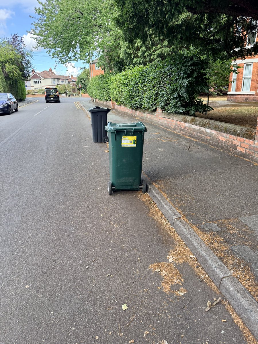KevlarBrock's tweet photo. Not entirely sure this should be allowed @Go_CheshireWest @cheshirepolice (Location: Kilmorey Park, Chester outside 13-15 Tower House) https://t.co/O63Y5sG9iY
