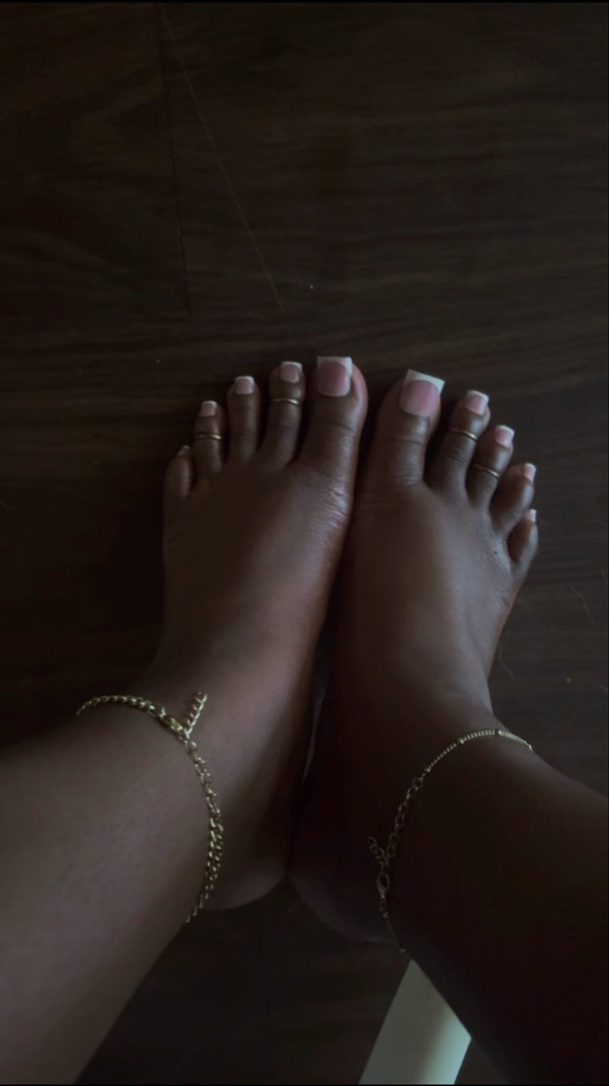 Purdaygal67's tweet photo. Happy toe thursday 😘 
#feetworshi̇p https://t.co/UxCb2bakOL