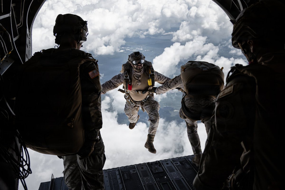 USNationalGuard's tweet photo. The @RINationalGuard hosted 52 teams from 19 countries for Leapfest, the world’s largest and longest-running international static-line parachute competition. The event strengthens readiness, improves interoperability and fosters enduring partnerships. 

📸https://t.co/XBbjPwMb3O https://t.co/kWzQTrA1Ey