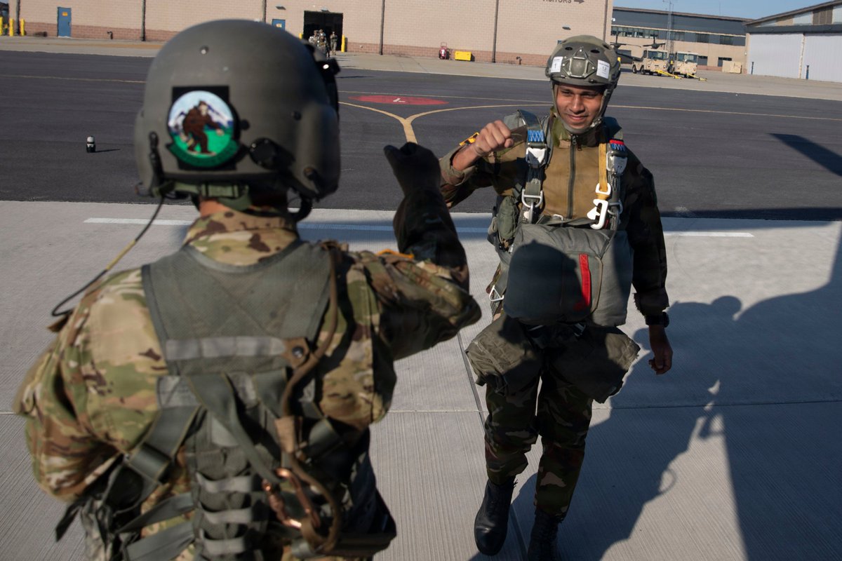 USNationalGuard's tweet photo. The @RINationalGuard hosted 52 teams from 19 countries for Leapfest, the world’s largest and longest-running international static-line parachute competition. The event strengthens readiness, improves interoperability and fosters enduring partnerships. 

📸https://t.co/XBbjPwMb3O https://t.co/kWzQTrA1Ey