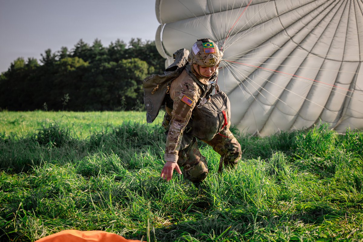 USNationalGuard's tweet photo. The @RINationalGuard hosted 52 teams from 19 countries for Leapfest, the world’s largest and longest-running international static-line parachute competition. The event strengthens readiness, improves interoperability and fosters enduring partnerships. 

📸https://t.co/XBbjPwMb3O https://t.co/kWzQTrA1Ey