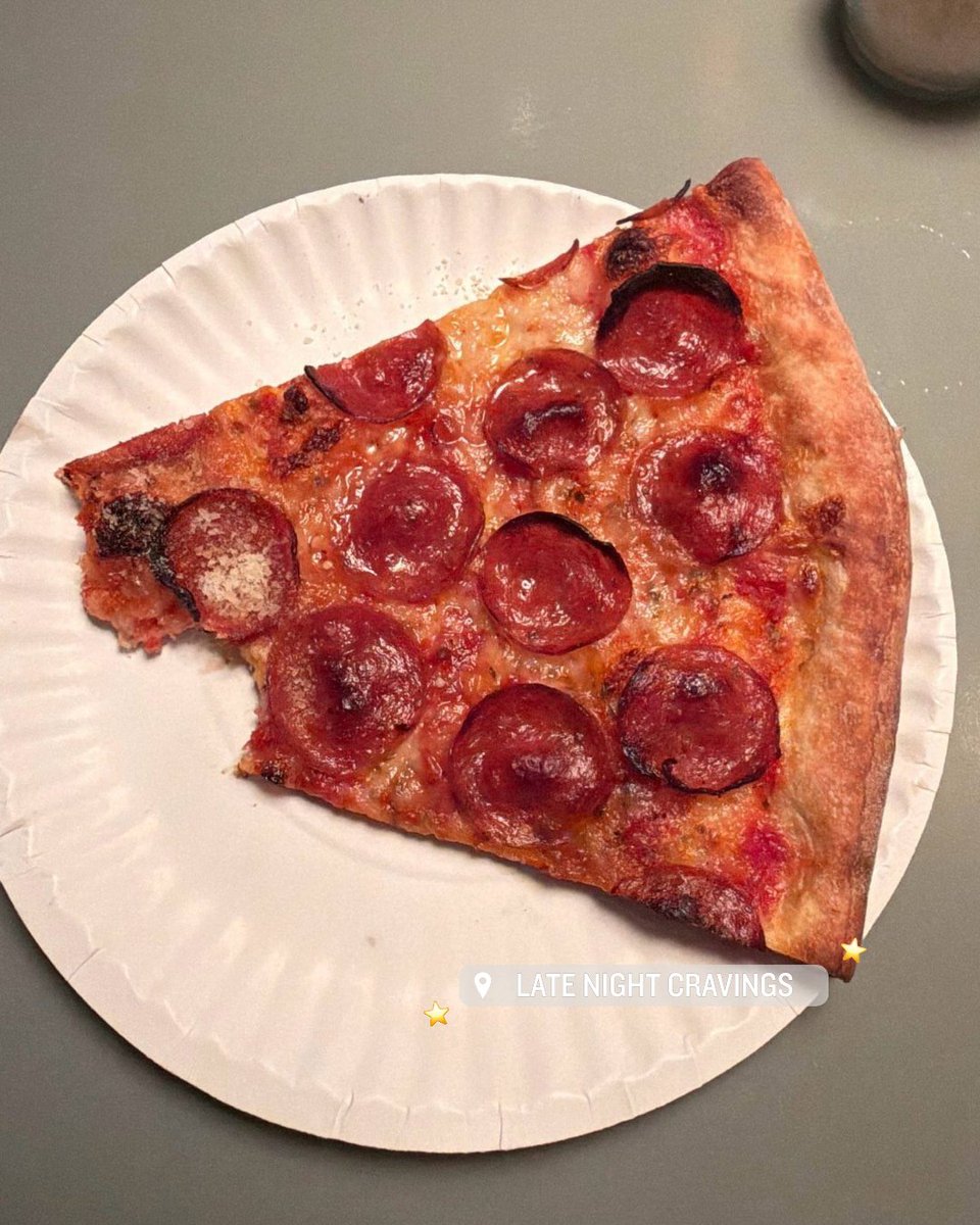 yupjinan's tweet photo. big slice! 🍕 https://t.co/u656IQjRSk