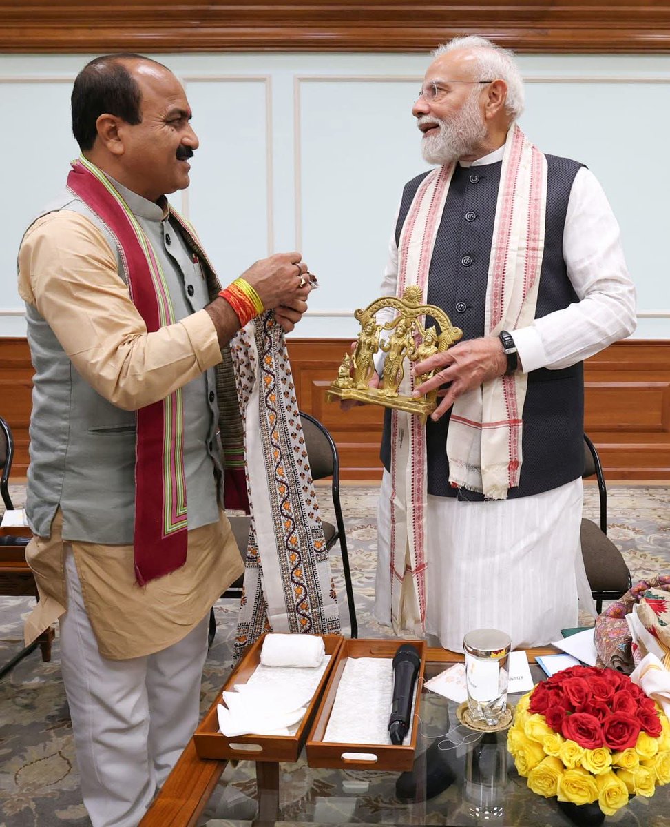 AdPussoo's tweet photo. विश्व के सबसे लोकप्रिय नेता श्रीमान @narendramodi (प्रधानमंत्री भारत सरकार) जी से ओरछाधीश की नगरी में रहने बाले नवनियुक्त राज्यसभा सांसद  बड़े भाई श्री @MaheshK23512121 राजसभा सांसद जी ने आत्मीय मुलाकात कर प्रभु श्रीराम दरबार की प्रतिमा की भेट की
@PMOIndia
https://t.co/qwltW7GyRx https://t.co/woCDOBVlfo