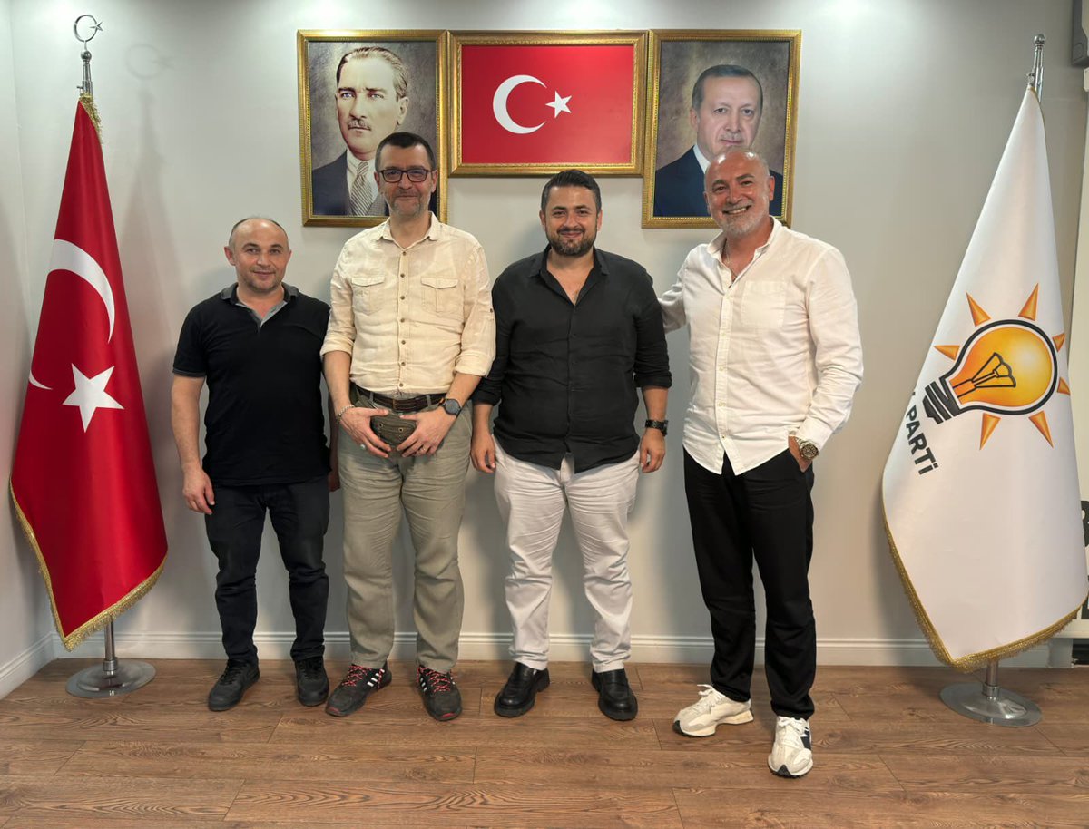 AKBahcelievler's tweet photo. İlçe Başkanımız Sn. Mimar Emrah Parlak, Bahçelievlerli kıymetli komşularımızı ilçe başkanlığımızda ağırlayarak gönül gönüle hasbihal etti.

Komşularımızın talep ve önerilerini dinliyor, Bahçelievler'imizin geleceğine dair istişarelerimizi sürdürüyoruz. En büyük gücümüz; komşularımızla aramızdaki sarsılmaz gönül bağı ve ortak akıldır.

​Nazik ziyaretleri ve samimi sohbetleri için tüm komşularımıza teşekkür ederiz.