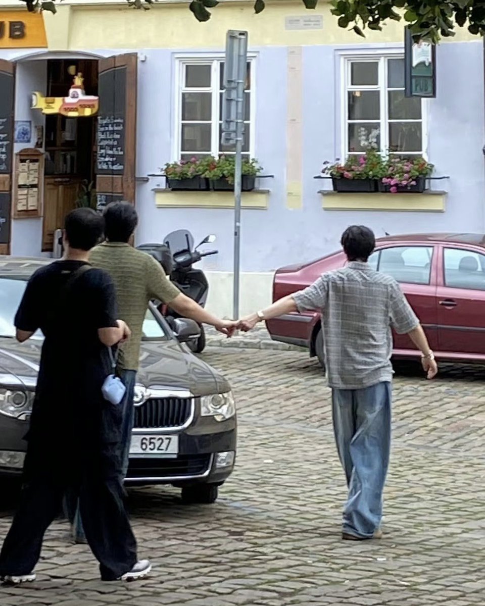 hubboyslove's tweet photo. Agarrados o tempo todo, #ToptapMinlee estão em viagem e foram vistos de mãos dadas pelas ruas de Praga. https://t.co/FR8Sde4Nes