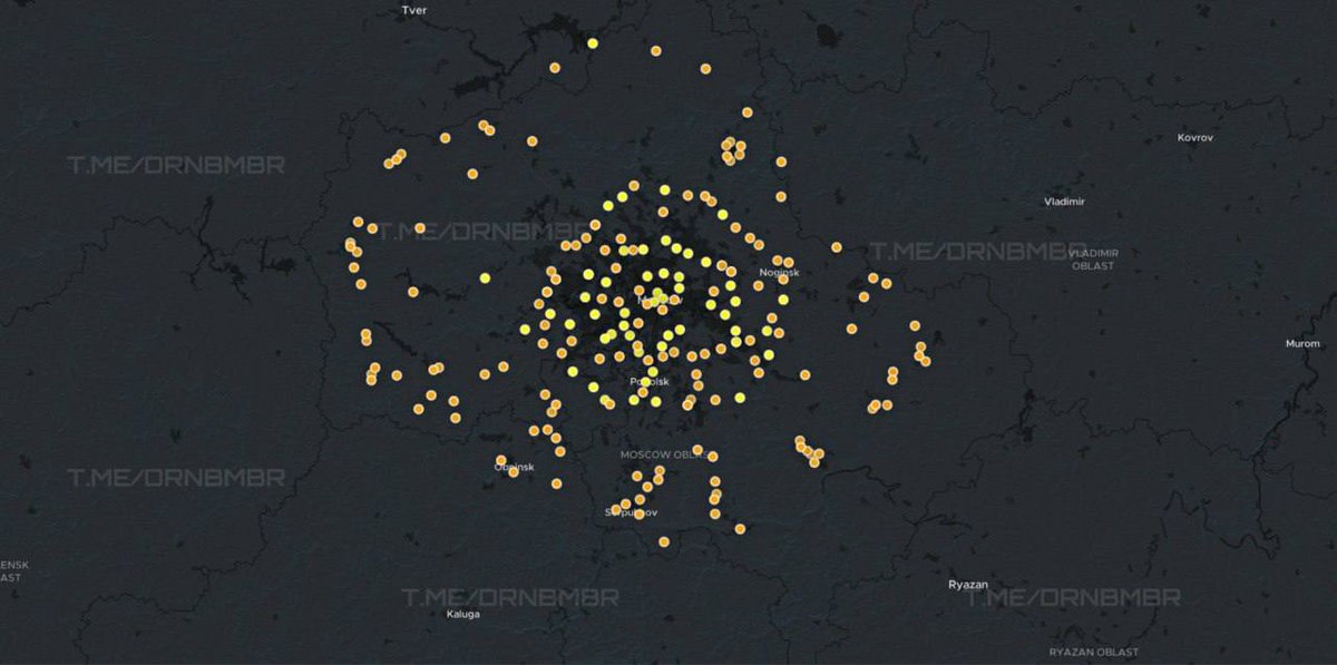 Beefeater_Fella's tweet photo. 🦅🇺🇦 In July alone, according to Sobyanin, 6,225 drones flew towards the Moscow region. Of these, 780 were shot down on the outskirts of Moscow, - DroneBomber 

🔴Map 1 — pure downings.
🔴Map 2 — location of air defenses in Moscow and the region.
🔴Map 3 — overlaying one on top of the other.

Results:

🔴~1400 drones (≈93%) were shot down on the 1st and 2nd air defense lines in the region
🔴~100 drones (≈6%) — already in the 3rd line zone (ring around the Moscow Ring Road)
🔴in Moscow itself — as much as 1 (0.07%). One. One single drone.

Hit list:
🟢Dubna Space Communications Center
🟢Wildberries warehouses and logistics centers
🟢A couple of industrial zones and residential buildings from debris

If the tactic was to "lure out all the air defense missiles in this zone" — it failed. There are no free corridors.