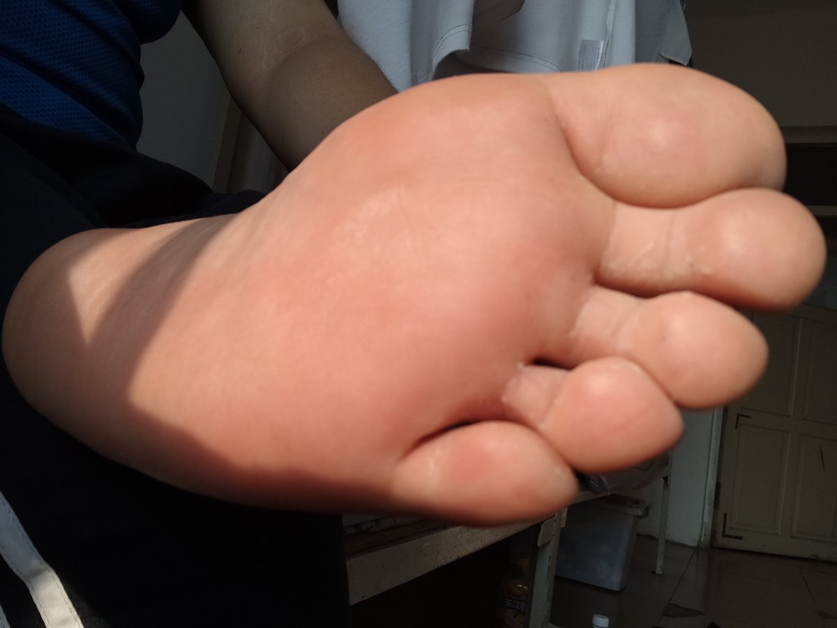 lantckb's tweet photo. #脚 #臭脚爸爸 #臭脚 
突然想到我可以加标签诶
是不是有的骚逼看到你爹的臭脚就变无脑了呢？那也是贱到可以了~ https://t.co/CHMy8VIgHE