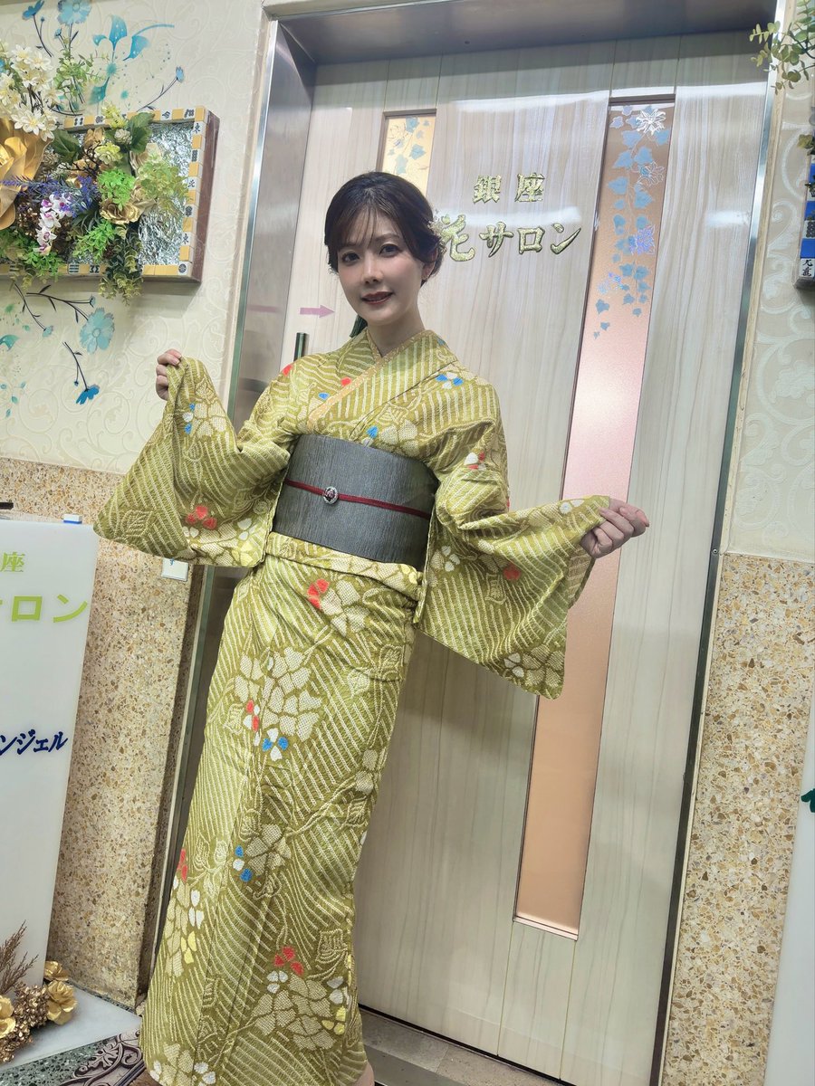 takamiyamari's tweet photo. 本日は夜花サロンさんでした🌼
本日も明るく和やかな麻雀会、みなさまありがとうございました☺️🌼
花ちゃんに素敵な浴衣をいただいたので今日は夏の装いでした🌻
#銀座 #花サロン https://t.co/XlMQ3oXfyK