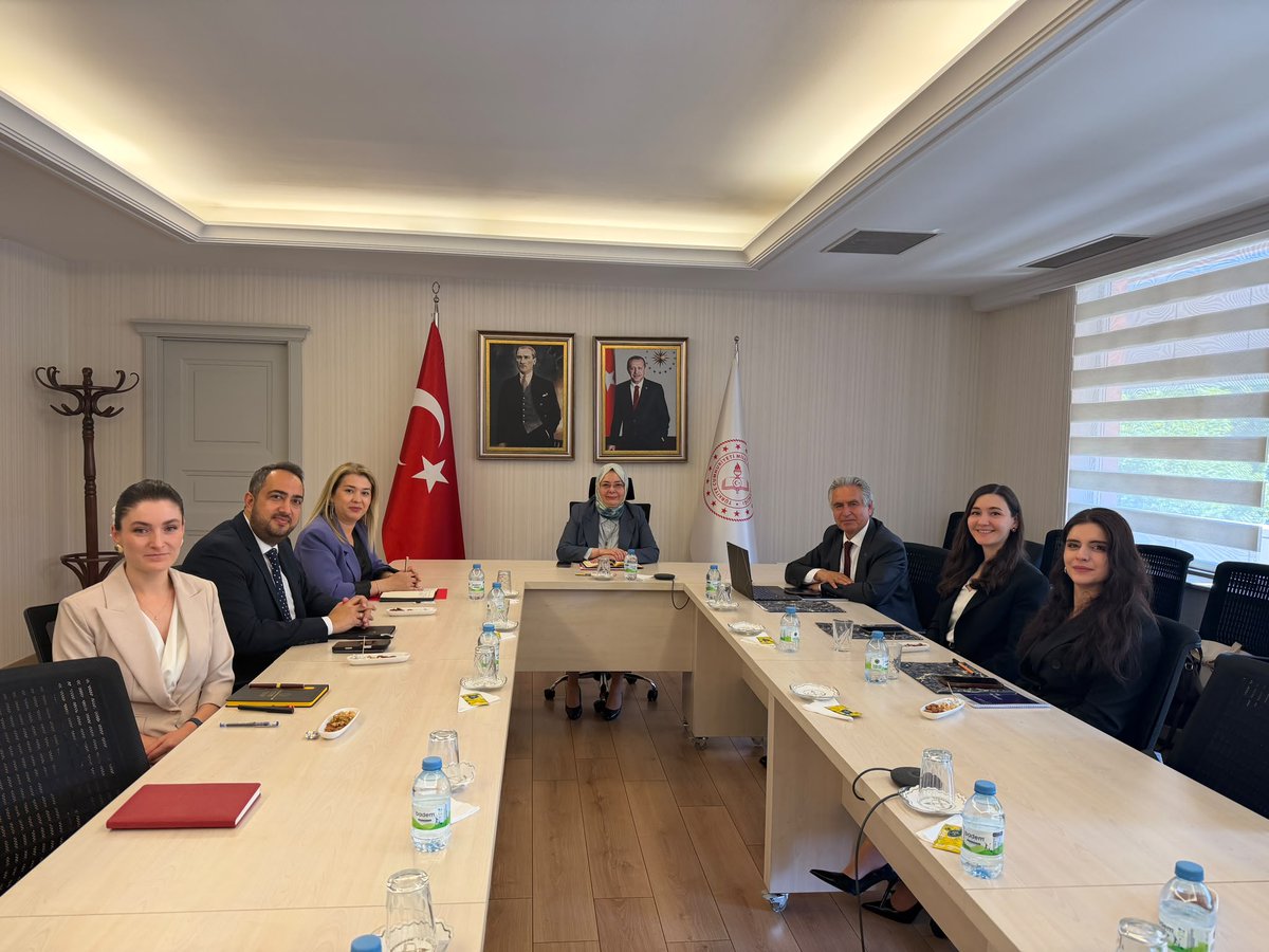 meb_dhgm's tweet photo. 🌍 COP31 hazırlıkları kapsamında, Bakan Yardımcımız Sayın @CelileErenOKTEN başkanlığında @UNESCO_Turkey (UNESCO Türkiye Millî Komisyonu) temsilcileri ile değerlendirme toplantısı gerçekleştirildi.

🌿 Toplantıda, UNESCO Yeşil Eğitim Ortaklığı (GEP) kapsamında geliştirilebilecek iş birlikleri ile Bakanlığımızın iklim okuryazarlığı ve çevre eğitimi alanında yürüttüğü çalışmalar değerlendirildi.

🇹🇷 Türkiye'nin iklim eğitimi alanındaki iyi uygulamalarının COP31 sürecinde uluslararası platformlarda görünürlüğünü artırmaya yönelik görüş alışverişinde bulunuldu.

🔗 https://t.co/XU0iPSBErT

@tcmeb @Yusuf__Tekin @omurfatih 

#COP31 #İklimEğitimi #GençlikveEğitim