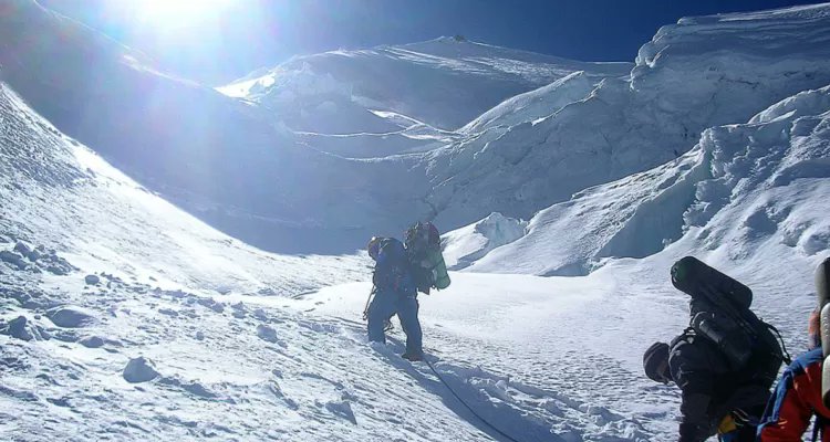 DiarioNoti27564's tweet photo. #Tragedia en la cordillera blanca. "#Escalador #chileno de 21 años muere tras caer al vacío en el #monte #Huascarán de# Perú". https://t.co/a9DjG1Colr