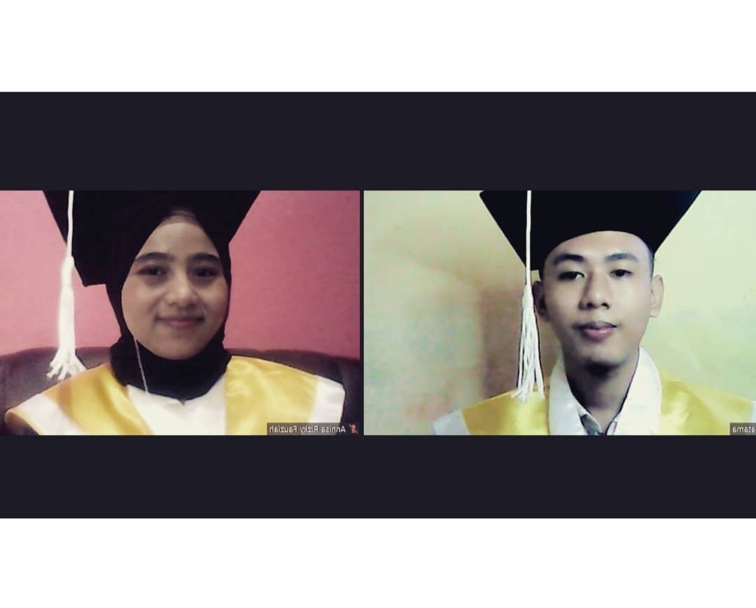 annisariziah's tweet photo. Rame-rame up foto wisuda, meanwhile ini adalah satu-satunya foto yang gue punya tepat di hari wisuda wkwk

2021 masih onlen. 

*foto lainnya ditaro drive tp ilankkk 🥲 https://t.co/cNFG8QgN7m