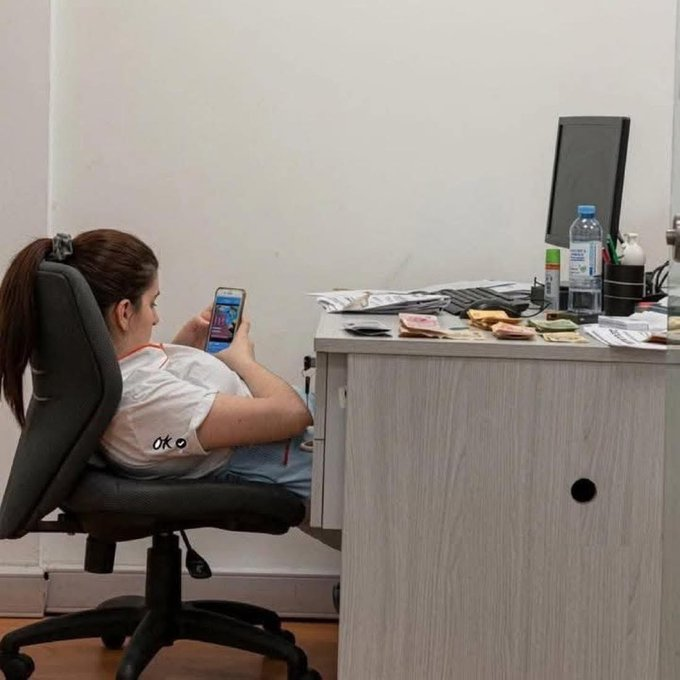 FICMBondTrader's tweet photo. Your salaried friend on any given day of the week 'working' 80+ hours in IB 

vs

Your 100% Commission friend who only gets paid if he executes https://t.co/kXVMuCXwPN