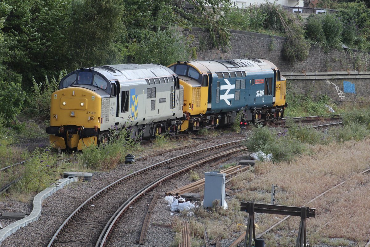 LeicRailAle170's tweet photo. #TractorThursday 37901 and 37407 roll onto Leicester LIP 6.8.26
0Z39 from Rectory Jn (Colwick Colas) to Leicester L.I.P. https://t.co/3K8uGTbolc