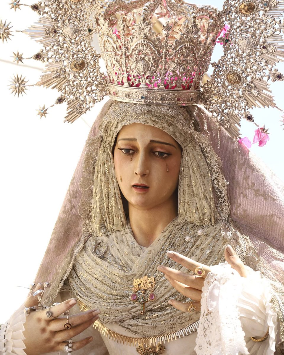 Aceituneros_jov's tweet photo. Los ángeles con su canto
como reina os galardonan,
y en alto trono os coronan
Dios padre, Dios Hijo,
Dios Espíritu Santo https://t.co/j1zPfJ3OcY