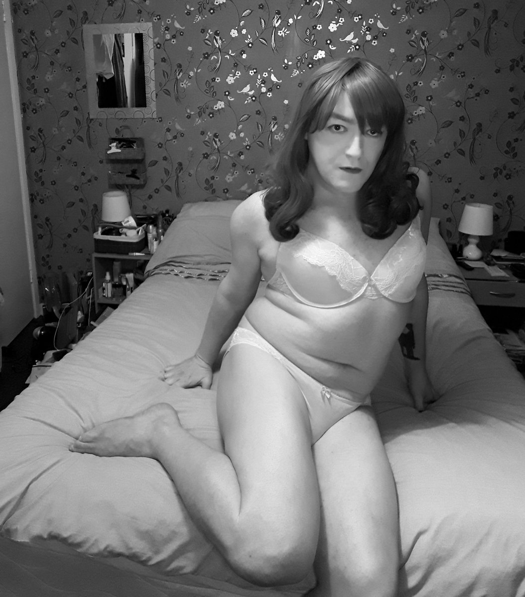 AnnaSecretPoet's tweet photo. New mono edit of an old photo from March 2020. I love the shade of red hair here so it was mildly painful to edit it away ๐ฅฐ
#annasecretpoet #blackandwhite #blackandwhitephotography #bnwzone #bnwportrait https://t.co/Gi4sU1D2An