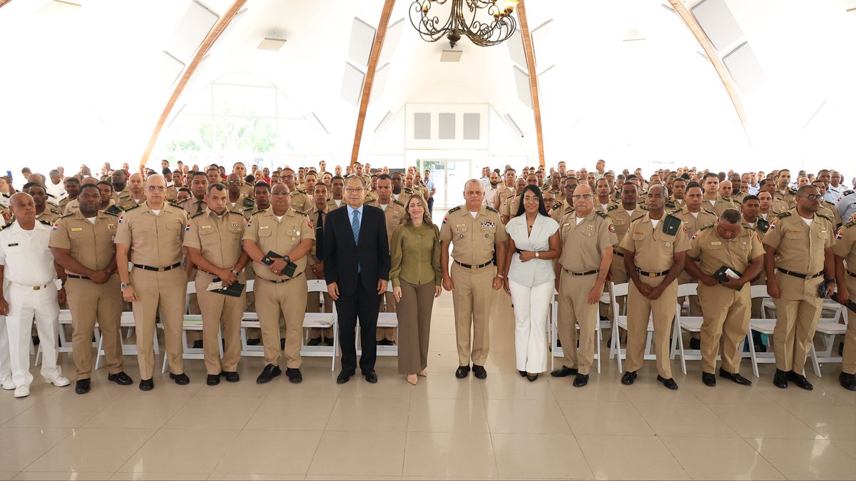 MMujerRD's tweet photo. Continuamos la jornada de la Consulta Nacional para la Reducción de Riesgos de Violencia hacia las Mujeres, cientos hombres del @MDefensaRD participaron aportando sus experiencias y reflexiones para fortalecer políticas públicas orientadas a construir una sociedad más igualitaria, respetuosa y libre de violencia.

La ministra de la Mujer, @GloriaReyesG, destacó que prevenir la violencia requiere el compromiso de todas las instituciones del Estado y afirmó que escuchar a los hombres, comprender los factores culturales que inciden en la violencia y promover nuevas formas de relacionamiento fortalece la capacidad del país para construir políticas públicas más efectivas y avanzar hacia una sociedad basada en la igualdad y el respeto.

#MMujerRD #ConsultaNacional