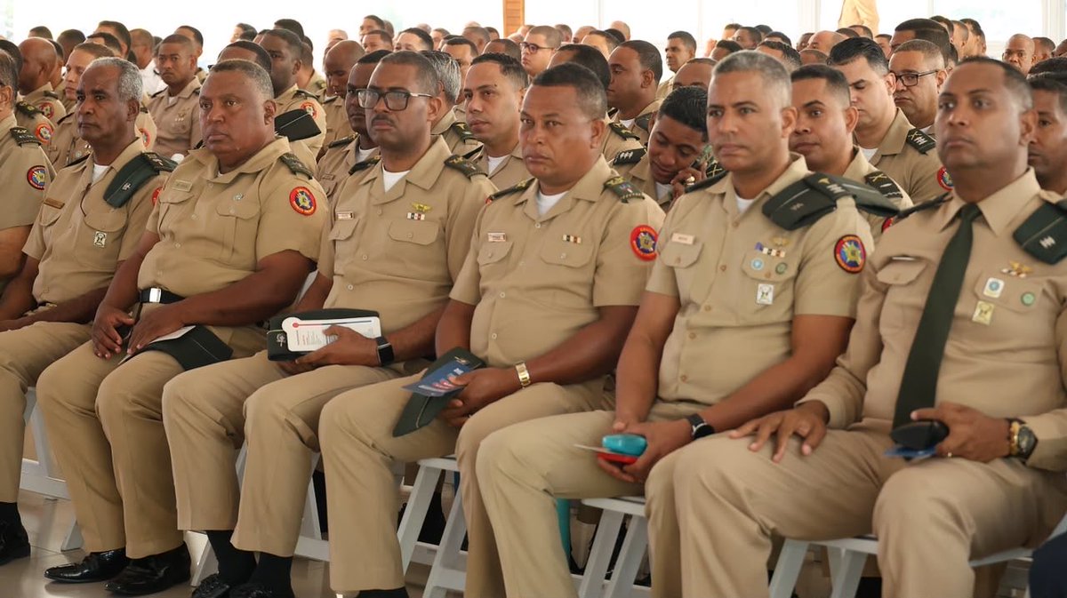 MMujerRD's tweet photo. Continuamos la jornada de la Consulta Nacional para la Reducción de Riesgos de Violencia hacia las Mujeres, cientos hombres del @MDefensaRD participaron aportando sus experiencias y reflexiones para fortalecer políticas públicas orientadas a construir una sociedad más igualitaria, respetuosa y libre de violencia.

La ministra de la Mujer, @GloriaReyesG, destacó que prevenir la violencia requiere el compromiso de todas las instituciones del Estado y afirmó que escuchar a los hombres, comprender los factores culturales que inciden en la violencia y promover nuevas formas de relacionamiento fortalece la capacidad del país para construir políticas públicas más efectivas y avanzar hacia una sociedad basada en la igualdad y el respeto.

#MMujerRD #ConsultaNacional