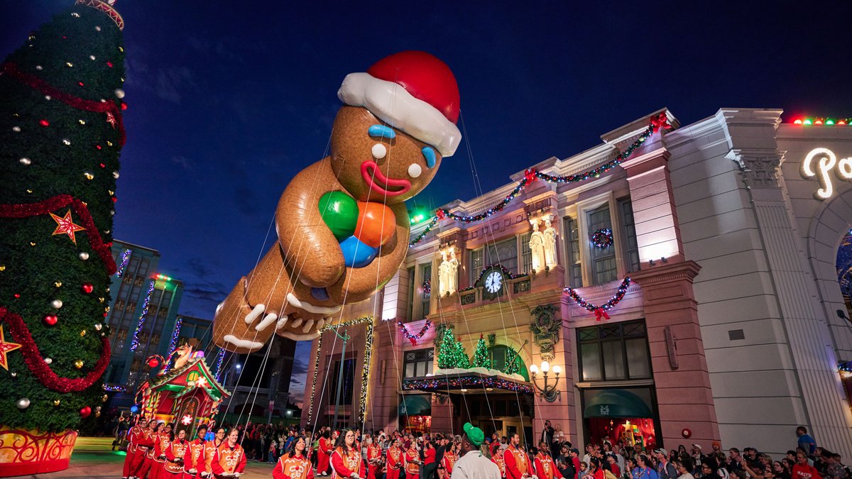 UniversalORL's tweet photo. It’s holidays like never before with festive decor at SUPER NINTENDO WORLD &amp; How to Train Your Dragon – Isle of Berk. And don't miss Christmas in The Wizarding World of Harry Potter across all three theme parks, Grinchmas, &amp; Universal’s Holiday Parade featuring Macy’s. https://t.co/OteR261RA4