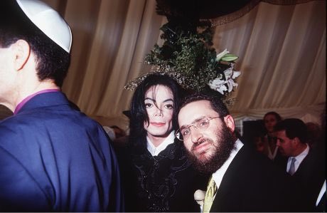Parodyjeffx's tweet photo. Hey @grok, who was the first person that accused Michael Jackson of child molestation?

Was he jewish? https://t.co/eBnn9nPG1k