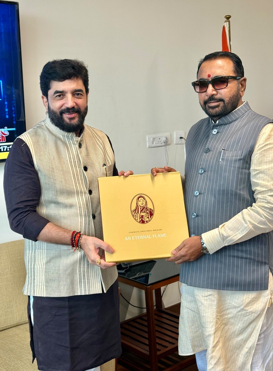 mohol_murlidhar's tweet photo. कोथरूडच्या प्रस्तावित १८ मीटर डीपी रस्त्याच्या रुंदीकरणासंदर्भात भेट…

📍नवी दिल्ली

कोथरूड परिसरातील सर्व्हे क्रमांक ३३ येथील प्रस्तावित १८ मीटर डीपी रस्त्याच्या रुंदीकरणासाठी आवश्यक असलेल्या प्रादेशिक आयुर्वेद संशोधन संस्था (RARI) यांच्या जमिनीच्या हस्तांतरणाबाबत आज केंद्रीय आयुष मंत्री मा.श्री. प्रतापरावजी जाधव यांची भेट घेतली.

या रस्त्याच्या रुंदीकरणासाठी आवश्यक जमीन पुणे महानगरपालिकेला उपलब्ध करून देण्याबाबत सविस्तर चर्चा केली आणि यासंदर्भातील विनंतीपत्रही सुपूर्द केले.

या प्रकल्पामुळे कोथरूड परिसरातील वाहतूक कोंडी कमी होण्यास, नागरिकांचा प्रवास अधिक सुरक्षित व सुलभ होण्यास आणि परिसराच्या सर्वांगीण विकासाला गती मिळण्यास निश्चितच मदत होईल.

#Pune #Kothrud #Infrastructure #Development #RoadWidening #ViksitPune

@narendramodi 
@PMOIndia 
@AmitShah 
@NitinNabin 
@blsanthosh 
@BJP4India 
@Dev_Fadnavis 
@RaviDadaChavan 
@BJP4Maharashtra
@mpprataprao
