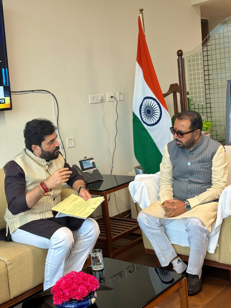 mohol_murlidhar's tweet photo. कोथरूडच्या प्रस्तावित १८ मीटर डीपी रस्त्याच्या रुंदीकरणासंदर्भात भेट…

📍नवी दिल्ली

कोथरूड परिसरातील सर्व्हे क्रमांक ३३ येथील प्रस्तावित १८ मीटर डीपी रस्त्याच्या रुंदीकरणासाठी आवश्यक असलेल्या प्रादेशिक आयुर्वेद संशोधन संस्था (RARI) यांच्या जमिनीच्या हस्तांतरणाबाबत आज केंद्रीय आयुष मंत्री मा.श्री. प्रतापरावजी जाधव यांची भेट घेतली.

या रस्त्याच्या रुंदीकरणासाठी आवश्यक जमीन पुणे महानगरपालिकेला उपलब्ध करून देण्याबाबत सविस्तर चर्चा केली आणि यासंदर्भातील विनंतीपत्रही सुपूर्द केले.

या प्रकल्पामुळे कोथरूड परिसरातील वाहतूक कोंडी कमी होण्यास, नागरिकांचा प्रवास अधिक सुरक्षित व सुलभ होण्यास आणि परिसराच्या सर्वांगीण विकासाला गती मिळण्यास निश्चितच मदत होईल.

#Pune #Kothrud #Infrastructure #Development #RoadWidening #ViksitPune

@narendramodi 
@PMOIndia 
@AmitShah 
@NitinNabin 
@blsanthosh 
@BJP4India 
@Dev_Fadnavis 
@RaviDadaChavan 
@BJP4Maharashtra
@mpprataprao