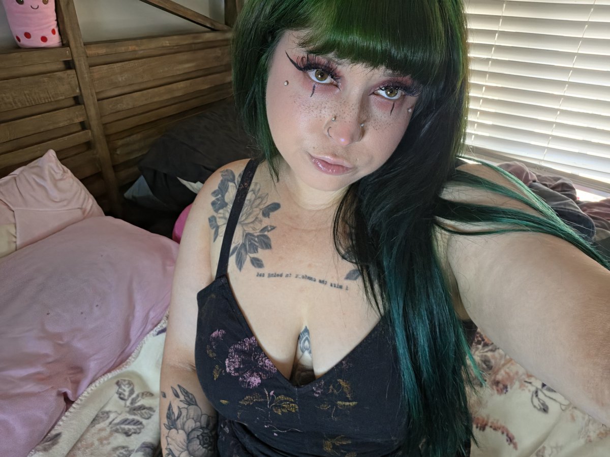 pixie666rose's tweet photo. am I fuckable? 🥺 https://t.co/vcxOuBDsMD