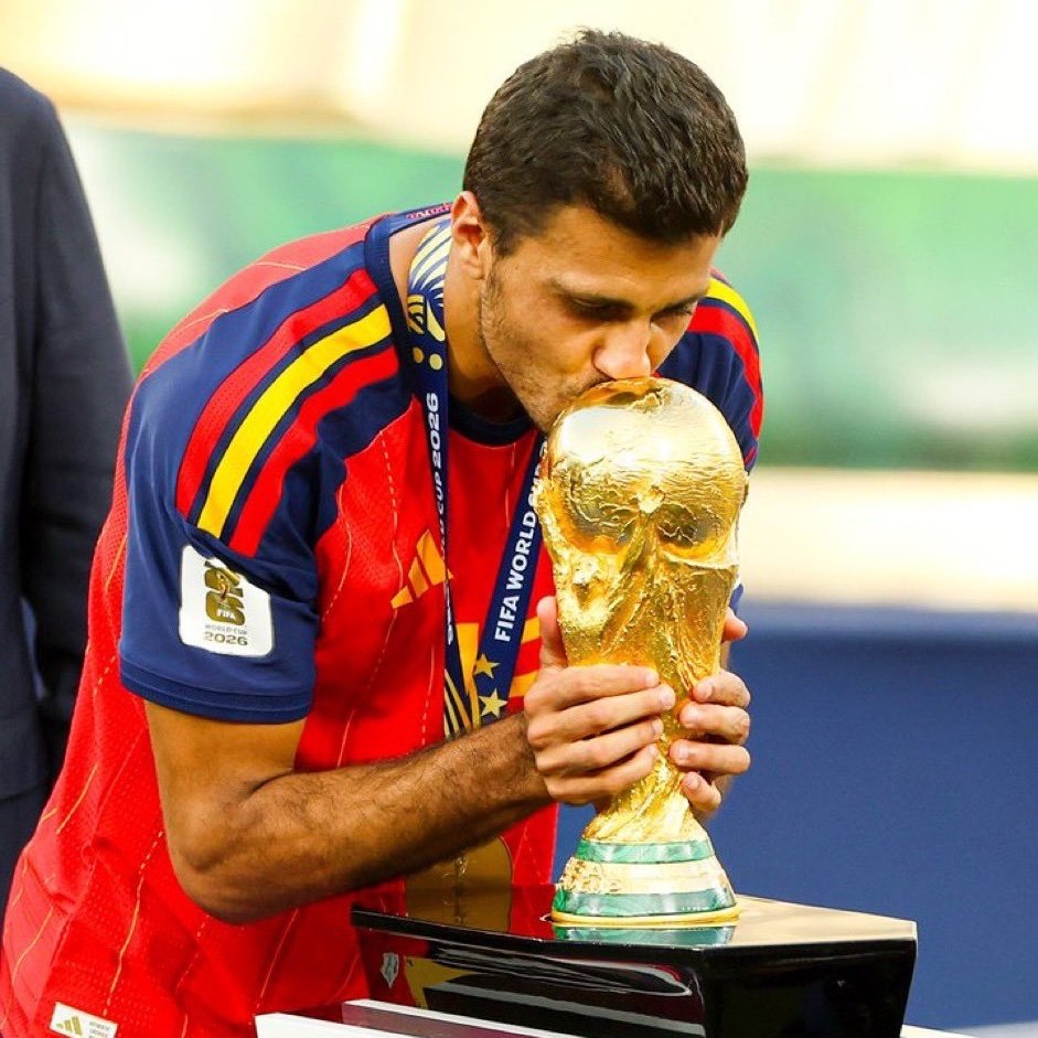 ultimate_kombo's tweet photo. But let's think about it why should a world cup winner Like Rodri, the Current World cup best player, want to go and play in a club that might end up trophiless again.

Real Madrid is currently unstable they have sacked 3 manager in a space of 1 year, they could sack Mourinho again next season 

Rodri is doing the right thing by rejecting them for the back to back Spanish champions Barcelona 😁😁