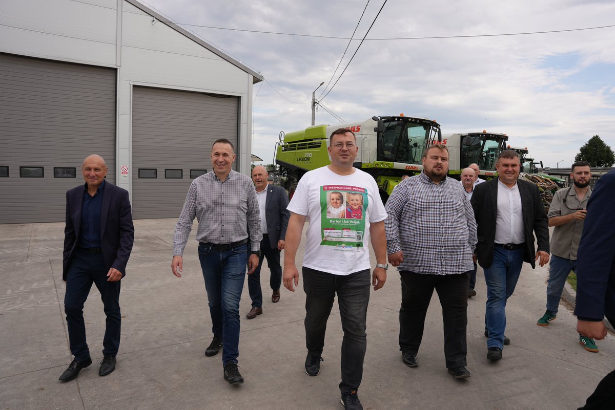 MRiRW_GOV_PL's tweet photo. Minister @StefanKrajewski odwiedził Ośrodek Hodowli Zarodowej w Kamieńcu Ząbkowickim Sp. z o.o.

To wyjątkowe miejsce na rolniczej mapie Polski – tradycje tutejszej hodowli sięgają 1249 roku i czasów Cystersów. Dziś spółka pod nadzorem KOWR gospodaruje na 5519 ha ziemi, utrzymując stado 2013 krów oraz 113 koni. 🌾🐄🐎

Podczas rozmów z zarządem minister zapoznał się z planami rozwoju ośrodka, inwestycjami w dobrostan zwierząt oraz bieżącym funkcjonowaniem gospodarstwa i Stada Ogierów Książ. Rozmawiano o roli, jaką państwowe spółki strategiczne odgrywają w budowaniu stabilności i nowoczesności polskiego rolnictwa. 💬🚜

Ważną częścią wizyty było spotkanie z załogą. Minister Stefan Krajewski podziękował pracownikom za ich codzienne zaangażowanie i pracę, dzięki której wielowiekowa historia Kamieńca łączy się dziś z najwyższymi standardami hodowlanymi.

#MinisterstwoRolnictwa #StefanKrajewski #OHZKamieniec #HodowlaZarodowa #KOWR #Rolnictwo #DolnyŚląsk