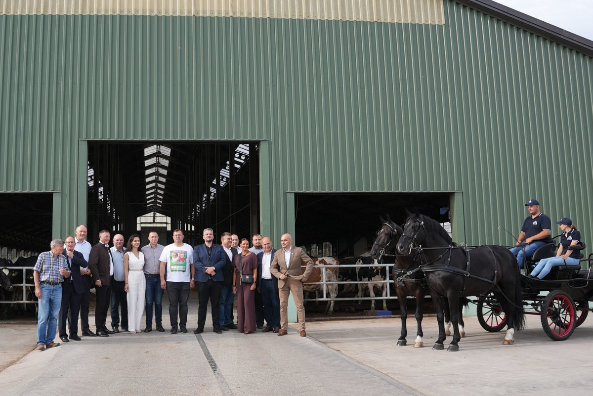 MRiRW_GOV_PL's tweet photo. Minister @StefanKrajewski odwiedził Ośrodek Hodowli Zarodowej w Kamieńcu Ząbkowickim Sp. z o.o.

To wyjątkowe miejsce na rolniczej mapie Polski – tradycje tutejszej hodowli sięgają 1249 roku i czasów Cystersów. Dziś spółka pod nadzorem KOWR gospodaruje na 5519 ha ziemi, utrzymując stado 2013 krów oraz 113 koni. 🌾🐄🐎

Podczas rozmów z zarządem minister zapoznał się z planami rozwoju ośrodka, inwestycjami w dobrostan zwierząt oraz bieżącym funkcjonowaniem gospodarstwa i Stada Ogierów Książ. Rozmawiano o roli, jaką państwowe spółki strategiczne odgrywają w budowaniu stabilności i nowoczesności polskiego rolnictwa. 💬🚜

Ważną częścią wizyty było spotkanie z załogą. Minister Stefan Krajewski podziękował pracownikom za ich codzienne zaangażowanie i pracę, dzięki której wielowiekowa historia Kamieńca łączy się dziś z najwyższymi standardami hodowlanymi.

#MinisterstwoRolnictwa #StefanKrajewski #OHZKamieniec #HodowlaZarodowa #KOWR #Rolnictwo #DolnyŚląsk