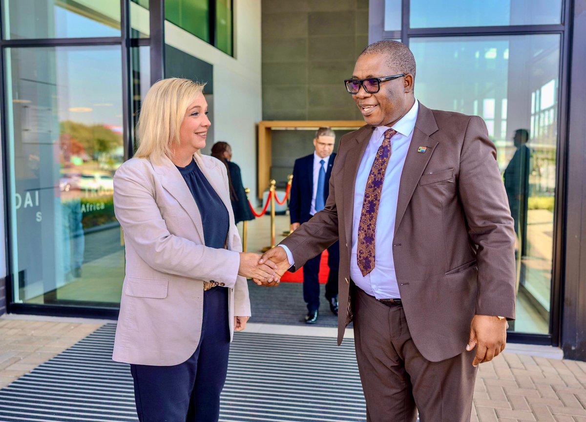 GautengProvince's tweet photo. Today, Premier Panyaza @Lesufi, joined  by MEC’s for @GDCoGTA and @GautengDED, @JacobMamaboloSA and @VuyiswaRamokgop, respectively, had productive talks with the leadership of Daimler Truck Southern Africa focusing on working together to strenghthen local manufacturing, improve road safety, and support economic growth. 

The discussions focused on strengthening local industry and community well being, supporting local manufacturing, expanding training and development programmes, raising transport safety standards, and increasing local business participation supply chains. The overaching goal is to foster closer industry-government collaboration for the benefit of the province.

#GrowingGautengTogether