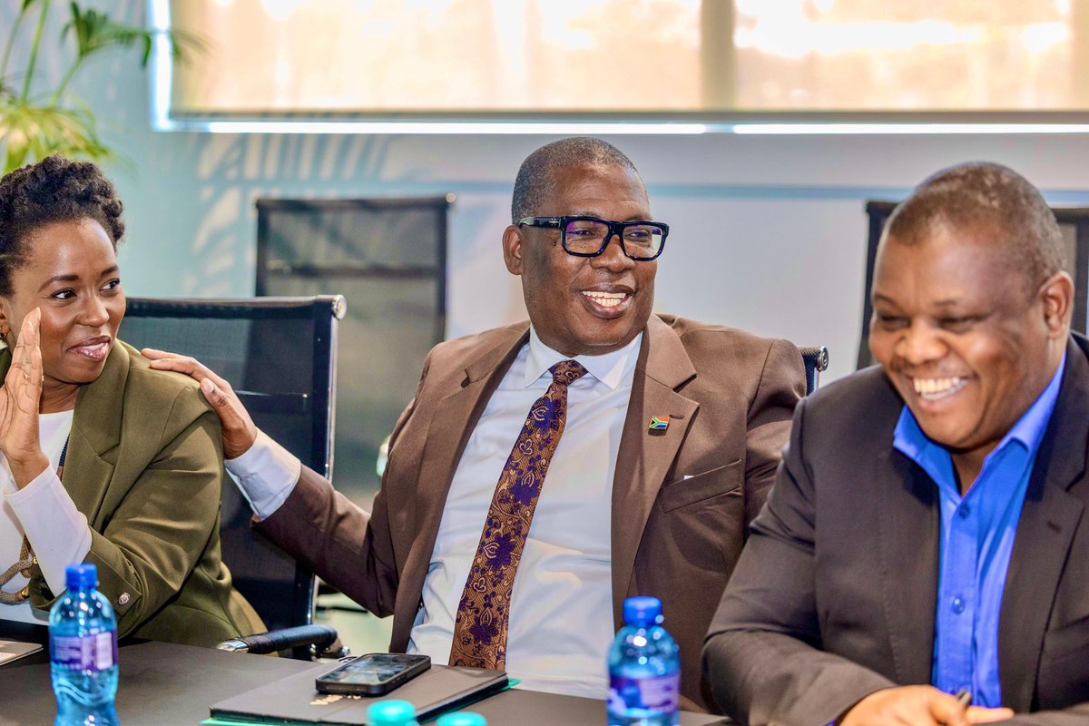GautengProvince's tweet photo. Today, Premier Panyaza @Lesufi, joined  by MEC’s for @GDCoGTA and @GautengDED, @JacobMamaboloSA and @VuyiswaRamokgop, respectively, had productive talks with the leadership of Daimler Truck Southern Africa focusing on working together to strenghthen local manufacturing, improve road safety, and support economic growth. 

The discussions focused on strengthening local industry and community well being, supporting local manufacturing, expanding training and development programmes, raising transport safety standards, and increasing local business participation supply chains. The overaching goal is to foster closer industry-government collaboration for the benefit of the province.

#GrowingGautengTogether