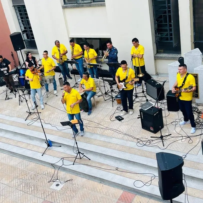 INPEC_Colombia's tweet photo. La música también hace parte de los procesos de resocialización.
Más de 120 PPL han integrado la Escuela de Formación Musical de la Cárcel de #Bucaramanga, un proyecto que ha llevado su talento a grandes escenarios culturales del país, consolidándose como un referente artístico👏 https://t.co/iKrN0ZlAJs